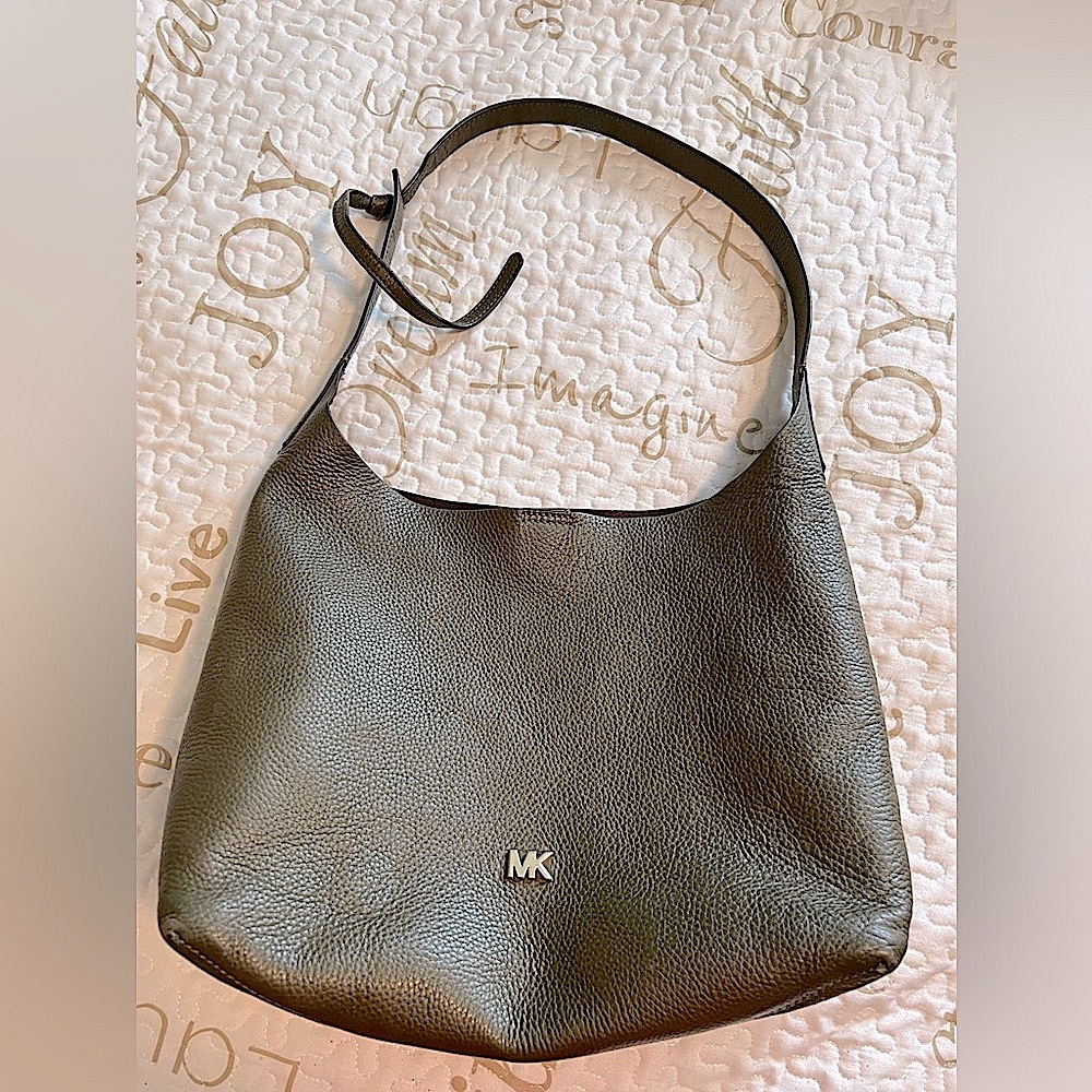 Michael Kors Pebble Olive Leather Shoulder Bag w/Snap Closure 3 Slip Pockets